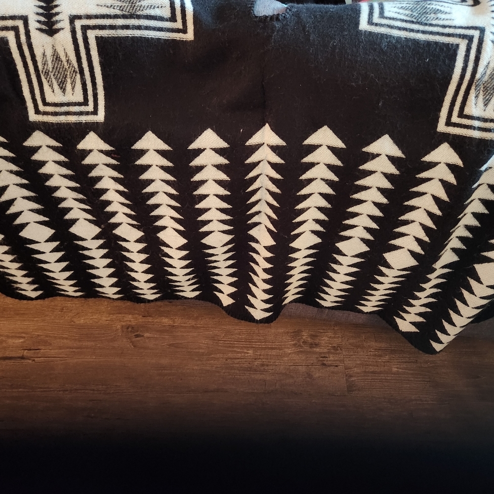 OLD NAVY BLACK / WHITE REVERSIBLE CROSS / TRIANGLE PONCHO